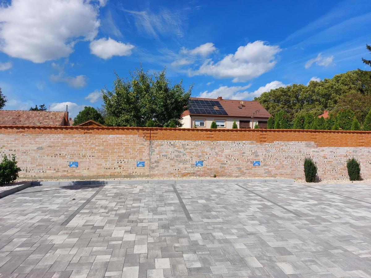 Linden Apartman 104 - Adults Only Mosonmagyaróvár エクステリア 写真